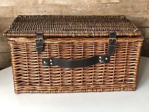 Vintage/Retro Brown Wicker Picnic Basket / Hamper with straps & handle pre-owned - Picture 1 of 20
