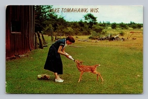 Postkarte WI Lake Tomahawk Wisconsin Frau füttert Liebe mit Flasche - Bild 1 von 2