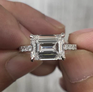 Anello Compleanno Est-Ovest Taglio Smeraldo 2,75Ct Moissanite Alone Nascosto Oro Massiccio 14k - Foto 1 di 11
