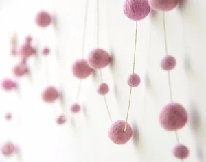 LIGHT PINK garland. Felt balls garland. Baby Nursery.Kids Pom Pom Wall Decor. - Bild 1 von 2