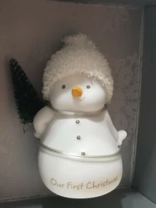 ENESCO DEPARTMENT 56 UNSER ERSTER WEIHNACHTSSCHMUCK SCHNEEMANN MIT WEIHNACHTSBAUM 3" - Bild 1 von 7