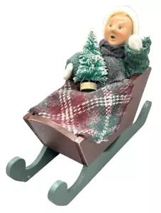 Byers Choice Carolers 1997 6" niño pequeño en trineo con manta a cuadros de árbol - Imagen 1 de 5