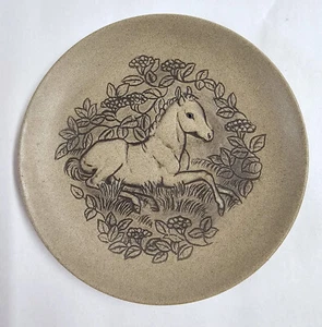 5" Pferd liegendes Fohlen Keramik Teller von Poole, England Schmuckschale braunes Buckskin - Bild 1 von 3