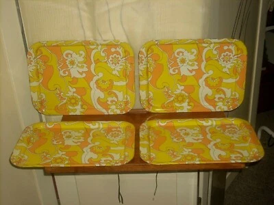 JUEGO 4 BANDEJAS DE SERVIR TV DE METAL PSICODÉLICO HIPPIE AMARILLO NARANJA BLANCO MOD AÑOS 60 DE COLECCIÓN Foto 1 de 4