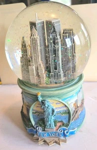 Snow Globe of New York City W/ Twin Towers ASO“Sex And The City” Pre 9/11 - Picture 1 of 6
