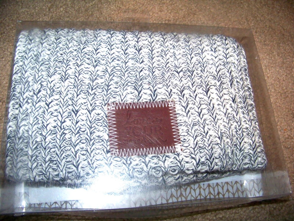 NWT Love Your Melon Navy Slouch Beanie Women's OS  Debossed Leather  LOGO - Изображение 1 из 1