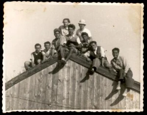 Judaica Israel vieja pequeña foto joven judío sentado en el techo de una cabaña - Imagen 1 de 2