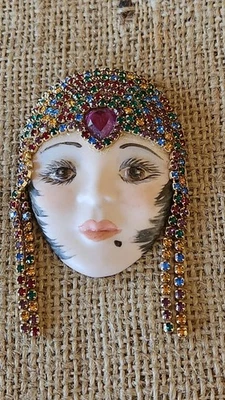 Broche grande cara de porcelana pintado a mano con pedrería 3,44" por 2,02"  Foto 1 de 4