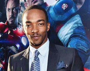Foto brillante de Anthony Mackie 8x10 3 - Imagen 1 de 1
