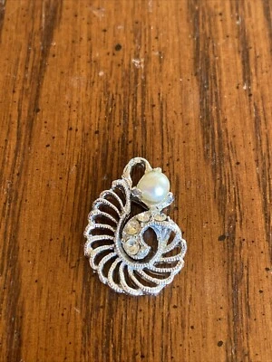 Colgante de perlas genuinas con pedrería tono plateado remolino espiral precio trabajo abierto Foto 1 de 4