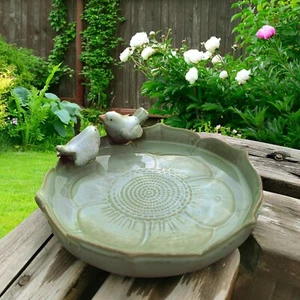 Ciotola o mangiatoia da bagno uccellino selvatico in ceramica verde chiaro per giardino esterno, solo ciotola - Foto 1 di 9