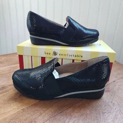 NOVO BETTYE MULLER Concept Tropic Preto Estampa de Lagarto Couro Camurça Sapatos Cunha - Imagem 1 de 4