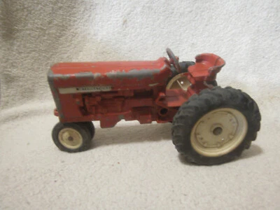 Tractor de juguete internacional de colección rojo fundido a presión necesita reparación en el eje Foto 1 de 4