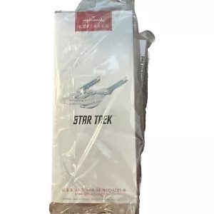 Hallmark 2024 Star Trek U.S.S. ENTERPRISE NCC-1701-B Ornamento ~ Nuovo con scatola - Foto 1 di 1