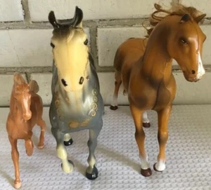 3 caballos de juguete vintage 1 Hong Kong 1 China 1988 y 1 Filipinas plástico - Imagen 1 de 12