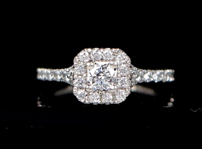 Anillo de compromiso Hearts On Fire platino trascender con halo de diamantes talla soñada de 0,31 quilates Foto 1 de 4