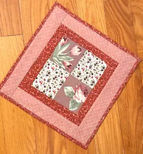 Topper de mesa acolchado parcheado, nuevo hecho a mano 12x12, rosa con apliques flores - Imagen 1 de 8