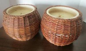 Par de 2 candelabros de canasta de mimbre tejida con velas de 5,5" de alto - Imagen 1 de 8