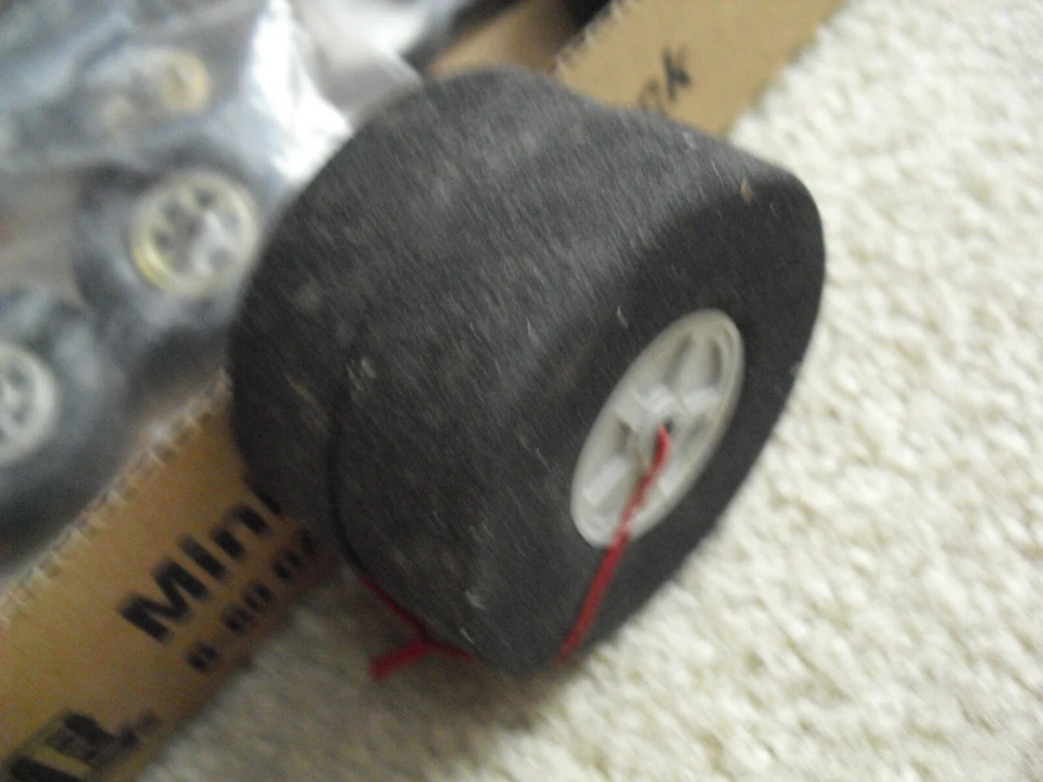 Lote de 2 neumáticos de espuma para auto camión RC ligeramente usados de 2 5/8" de ancho Foto 1 de 1