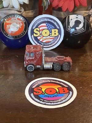 通用 Kenworth 半卡车 1: 100 栗色压铸二手状况完好 — 第 1/4 张图片