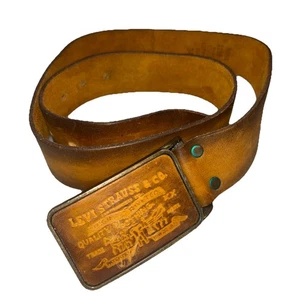 Cinturón de cuero vintage Levi’s con parche de hebilla de latón logotipo desgastado 34 EE. UU. 1970 - Imagen 1 de 7