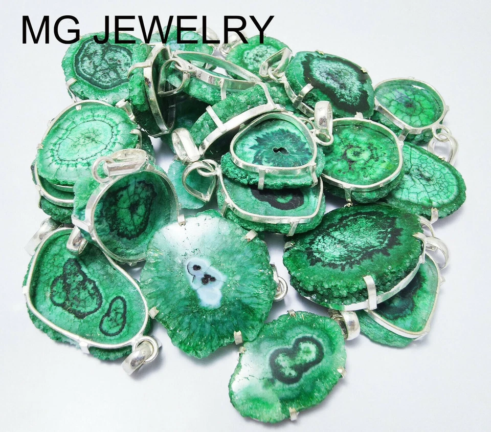Lote de 80 piezas colgantes con superposición de plata .925 de piedras preciosas druzy de cuarzo solar color verde Foto 1 de 4