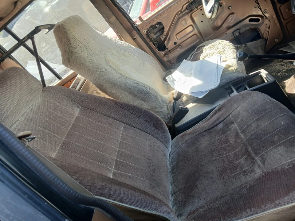 1986 Isuzu Trooper 4 DOOR brown cloth Right front Seat FLAWS - Image 1 of 4