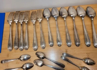 Ménagère de couverts ancien en métal argenté - Photo 1/4