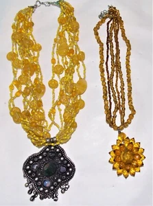 COLLIERS RAS DE COU A PENDENTIFS LOT DE 2 JAUNE ET AMBRE - Picture 1 of 5