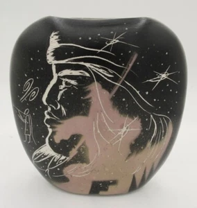 Signierte eingeschnittene flache Vase Southwest End of the Trail Design Studiokeramik - Bild 1 von 6