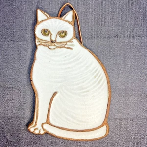 Cute Vintage Victoria Littlejohn Ceramic Art Pottery White Cat Wall Art Trivet - Picture 1 of 4