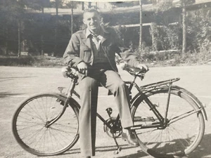 "Foto original antigua vintage de 1945 de aviador de la Fuerza Aérea en bicicleta NSU 8,25""x5,5""" - Imagen 1 de 5