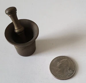 C 1900 MINIATURA LATÓN BOTICARIO FARMACÉUTICO MORTERO Y MORTERO PARA APLASTAR PASTILLAS - Imagen 1 de 1