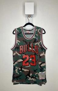 NBA Mitchell & Ness - Chicago Bulls Retro 1997/1998 Camuflaje - Jordan #23 Pequeño  - Imagen 1 de 10