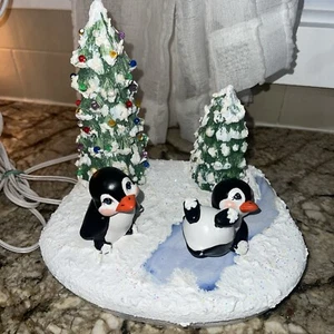 PINGUINO VINTAGE CERAMICA FATTO A MANO PROFUMO ILLUMINA ALBERO DI NATALE PINGUINO CHE GIOCA NELLA NEVE - Foto 1 di 6