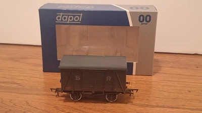 Dapol 4F-021-014 OO SR 10 тонн коробка фургон выветренный с пользовательскими деталями. - Изображение 1 из 4