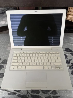Laptop Apple MacBook blanca Intel Core Duo, pantalla de 13 pulgadas Foto 1 de 4