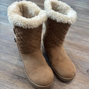 G by Guess Tan Brown Faux Fur Lined Winter Boots Buckle Charm Women’s Size 8.5 - Picture 1 of 14