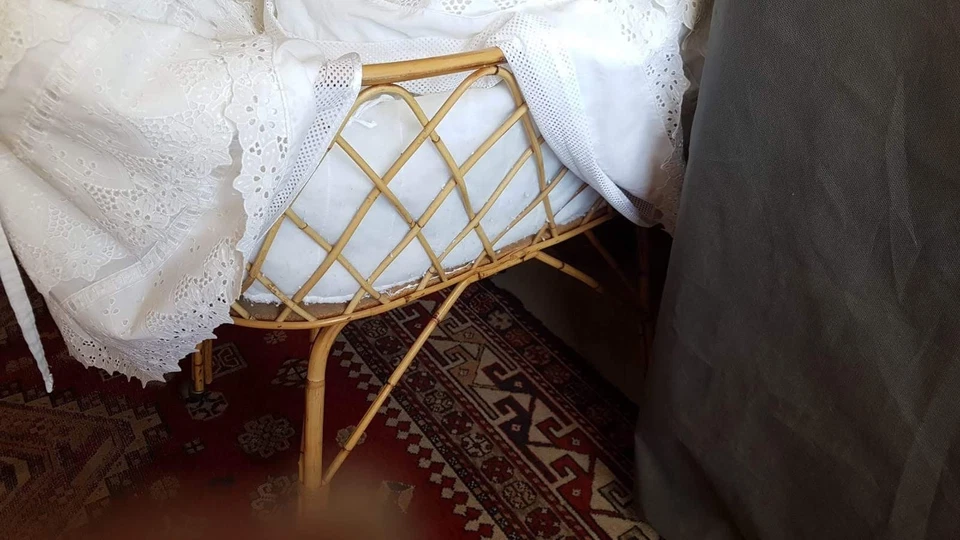 Culla con struttura in vimini e  rivestimento in pizzo, con rotelline in ferro - Immagine 1 di 4