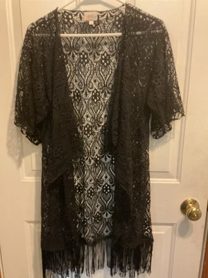 Kimono LulaRoe de encaje negro pequeño Foto 1 de 4