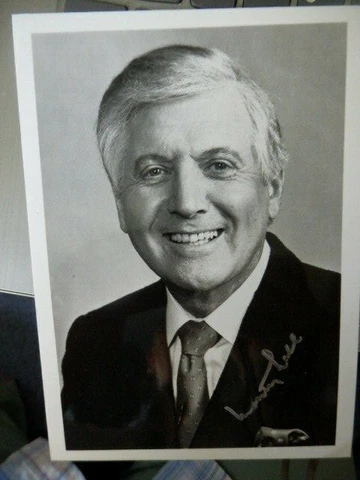 MONTY  HALL  -  TV  PRESENTER    -  AUTOGRAPHED  PHOTO Cover