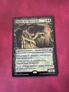 Saryth, the Viper's Fang FOIL SHOWCASE - NM - MTG MID - Magic the Gathering - Picture 1 of 1