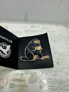 Animales Fantásticos - Pin Niffler - Edición Limitada Mundo Mágico Nuevo - Imagen 1 de 4