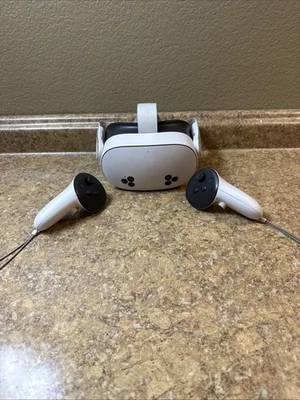 Meta Quest 3s VR Virtual Reality Headset 128GB White with Controllers - Image 1 of 4