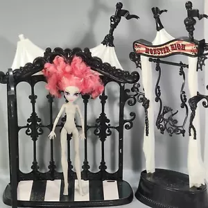 Monster High Rochelle Goyle bambola Freak Chic Circus Scareground pacchetto incompleto - Foto 1 di 24