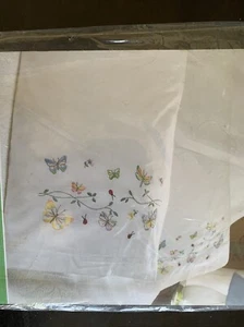 Butterflies in Flight Pillow Case Embroidery Kit Bucilla  NIP Set of 2 20x30 ea - Imagen 1 de 7