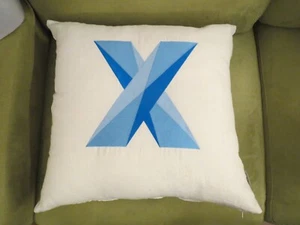 Telx (jetzt Digital Realty) weißes Überwurfkissen, blau X Logo, 16 x 16 Zoll - Bild 1 von 9