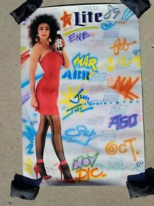 Calendario Español Cerveza Miller Lite Cerveza Sexy Latina Cartel Hombre Cueva 1989 - Imagen 1 de 3