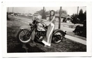 1934 Foto Frau auf Harley Davidson Motorrad Los Angeles - Bild 1 von 2
