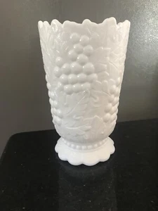 Vintage Imperial Glass White Grapes & Leaf Vase Milk Glass - Picture 1 of 10